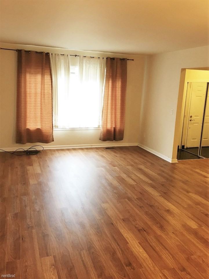 433 Fox Hills Dr N - Photo 3 of 11