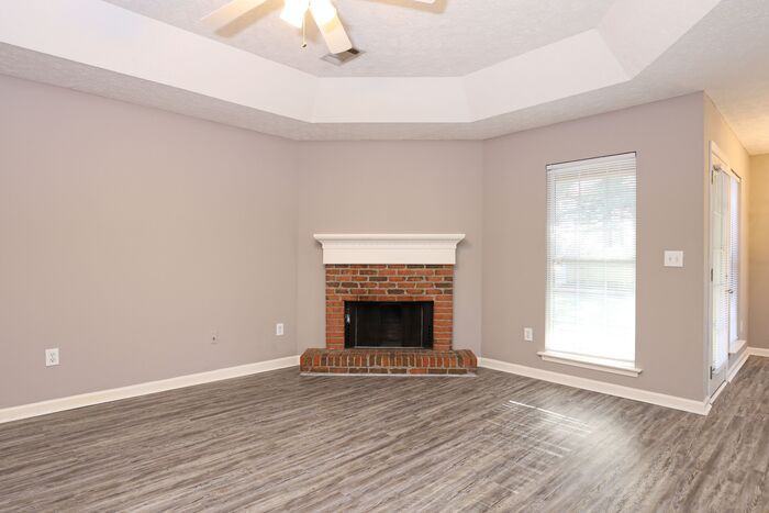 975 Eastern Oaks Drive - Photo 2 of 9