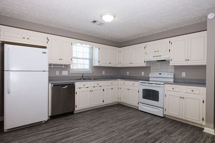 975 Eastern Oaks Drive - Photo 3 of 9