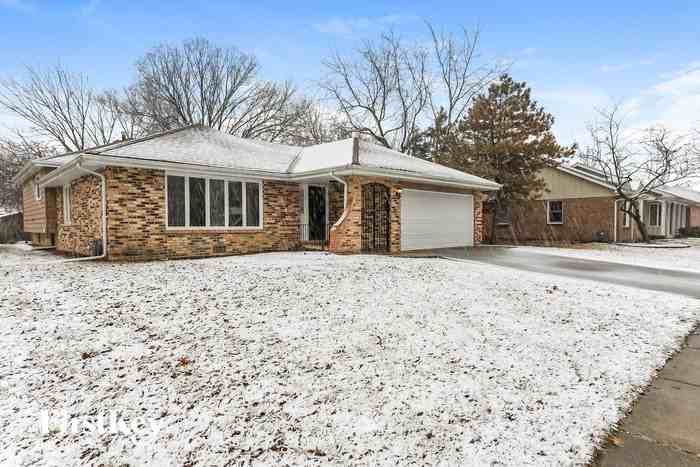 831 Hamlin Avenue - Photo 2 of 15