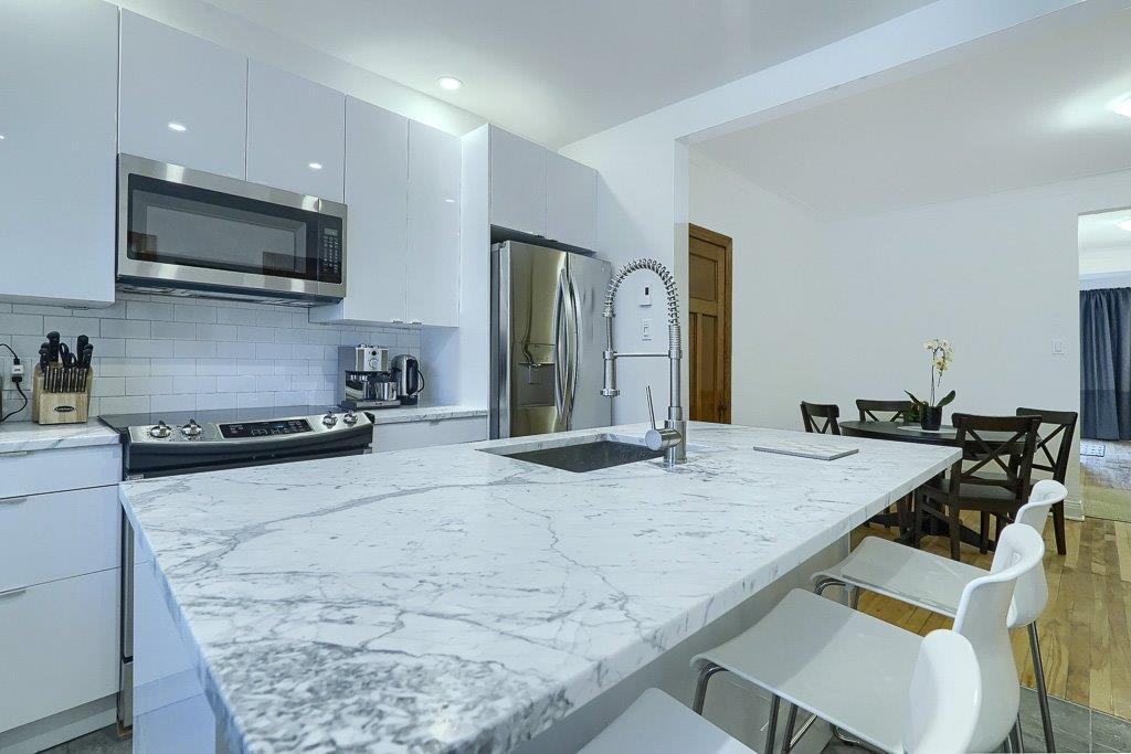 3 1/2 (1 bedroom) fully furnished & all included in the heart of the Plateau Mont-Royal - Photo 2 of 10