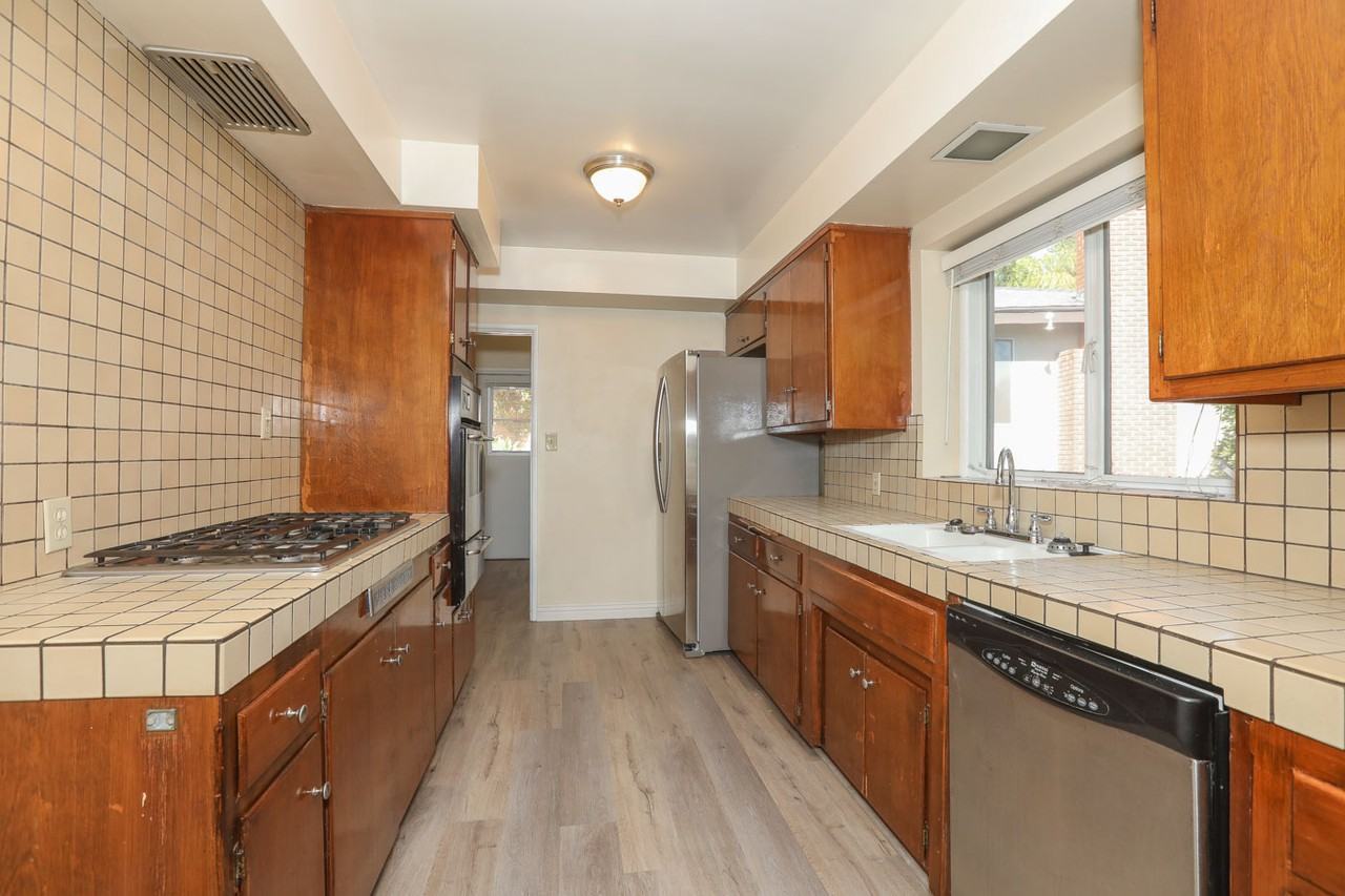 13705 Glen Ct - Photo 3 of 6