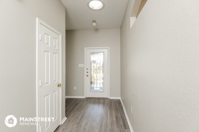 8645 Fountainview Terrace - Photo 3 of 16