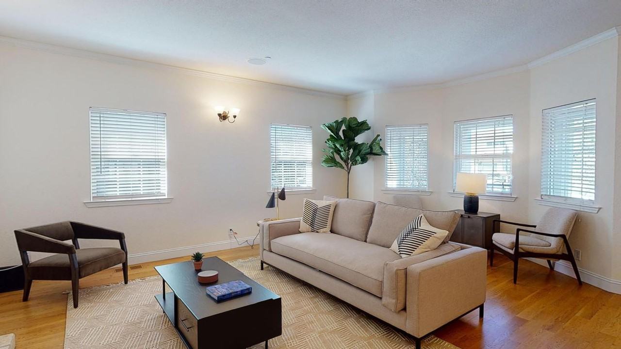 Wonderful Redwood City home near Caltrain Station - Photo 2 of 18