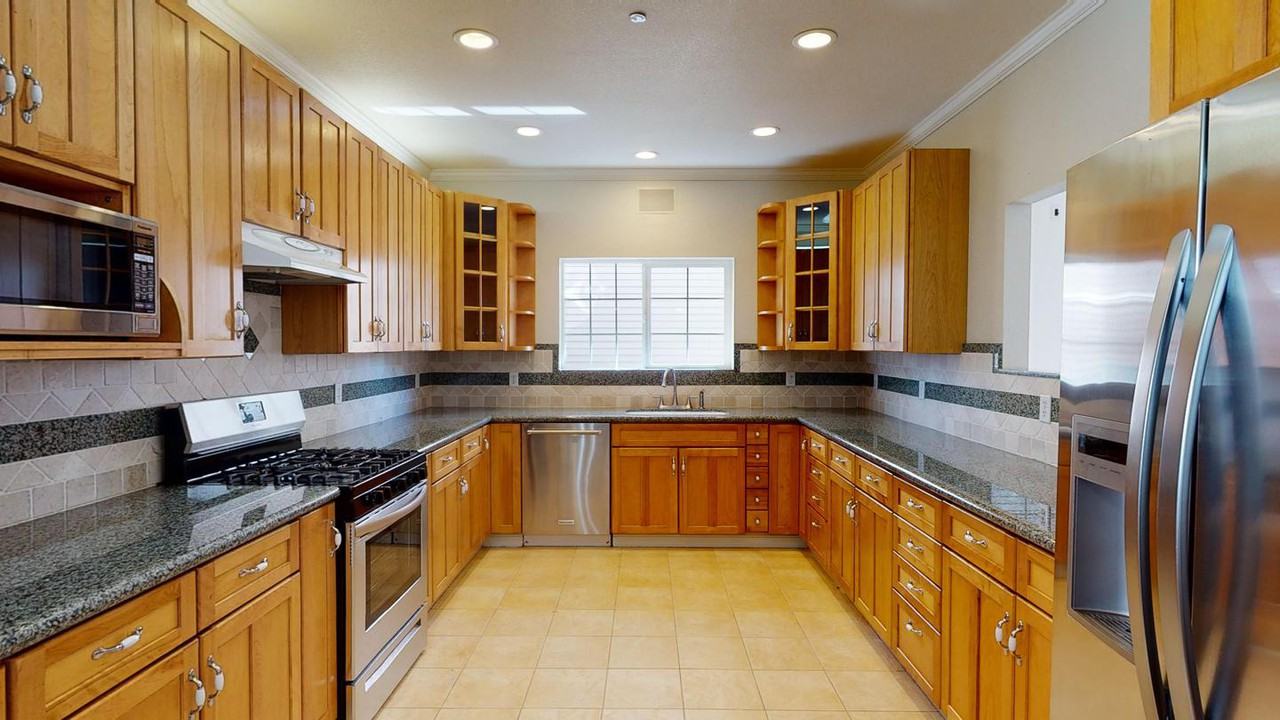 Wonderful Redwood City home near Caltrain Station - Photo 5 of 18