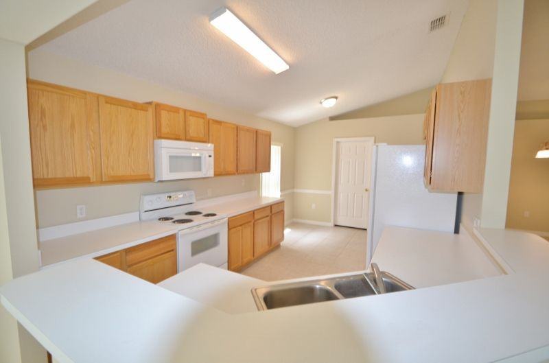 2100 Brookshire Cir - Photo 2 of 15