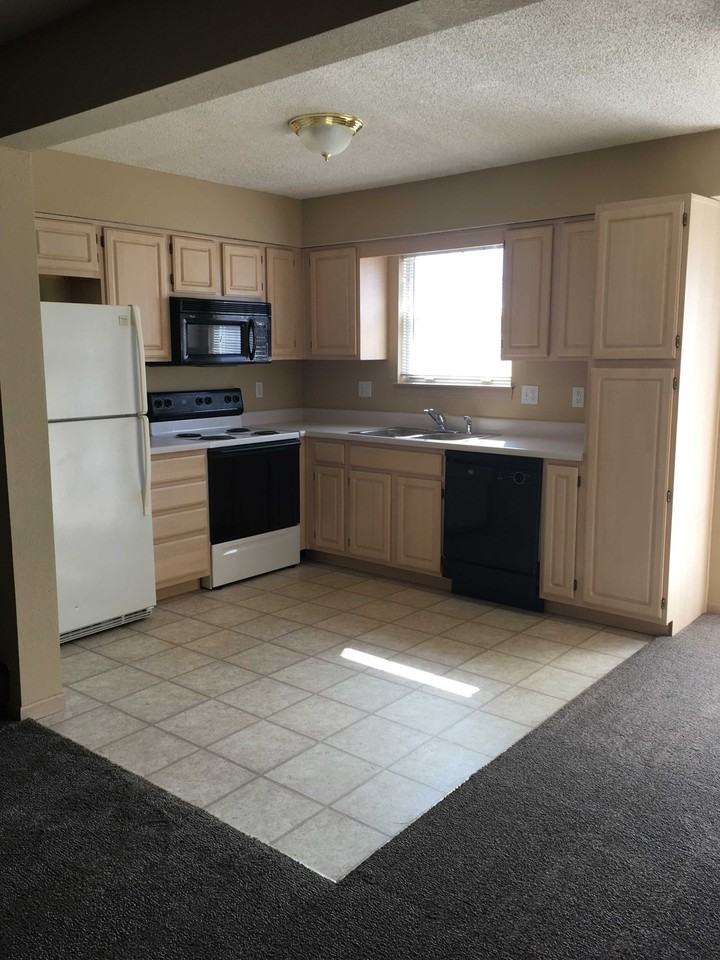 1512 Garden Ter - Photo 2 of 10