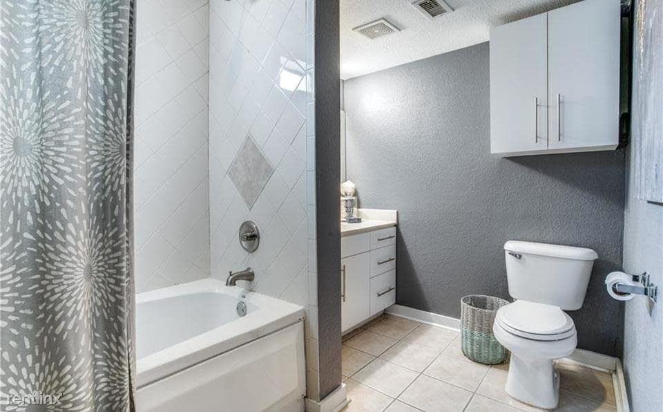 301 E Travis St - Photo 3 of 4