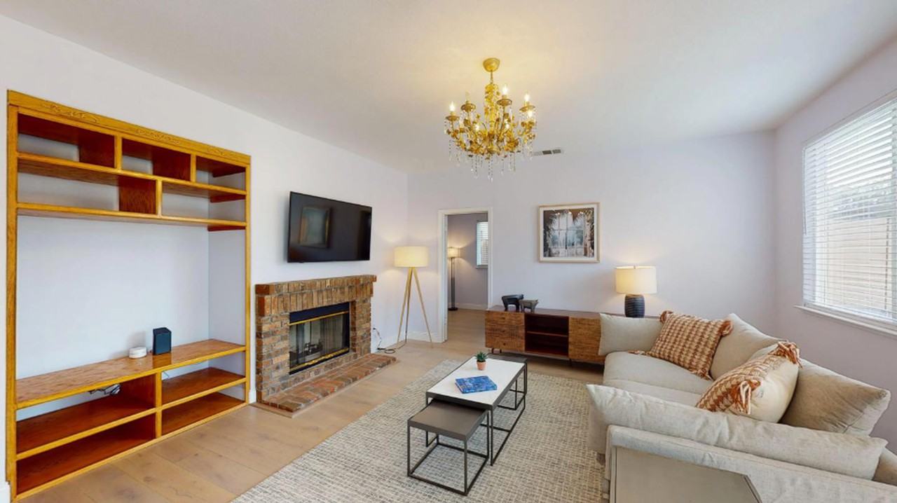 Gorgeous South San Francisco home with yard - Photo 2 of 8