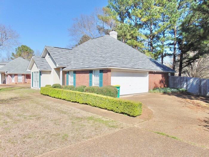 302 Arlington Circle - Photo 2 of 13