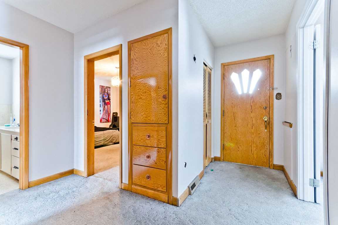 Great student house, walking distance to UofC! - Photo 2 of 18