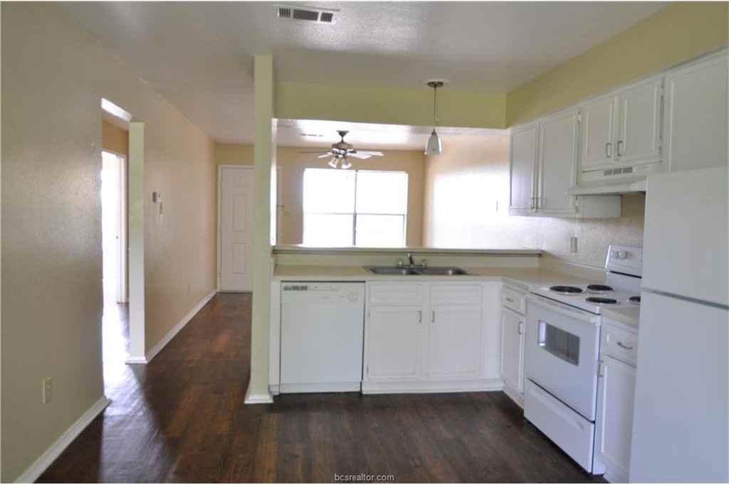 307 Manuel Dr - Photo 2 of 10