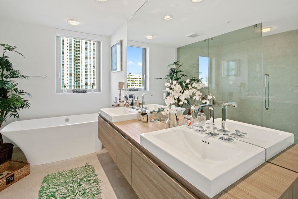 17111 Biscayne Boulevard - Photo 2 of 25