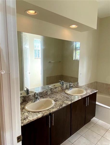 6943 Julia Gardens Dr - Photo 3 of 5