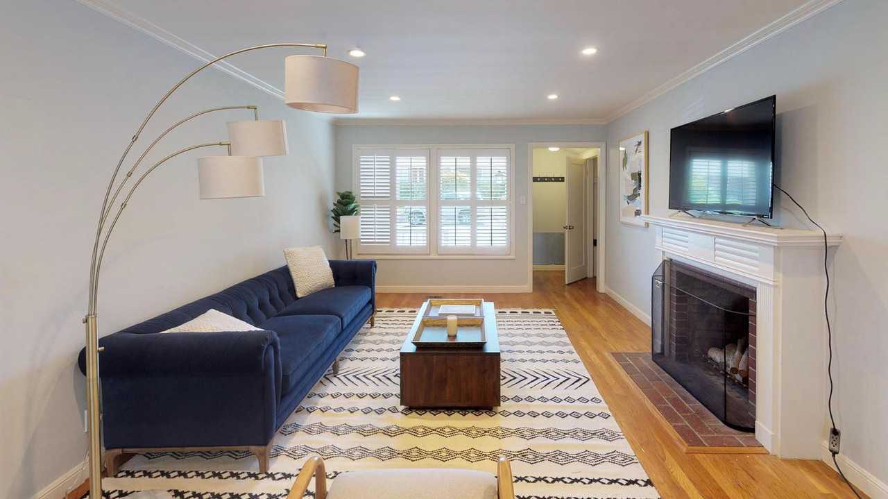 Delightful San Mateo home with lovely patio - Photo 2 of 17