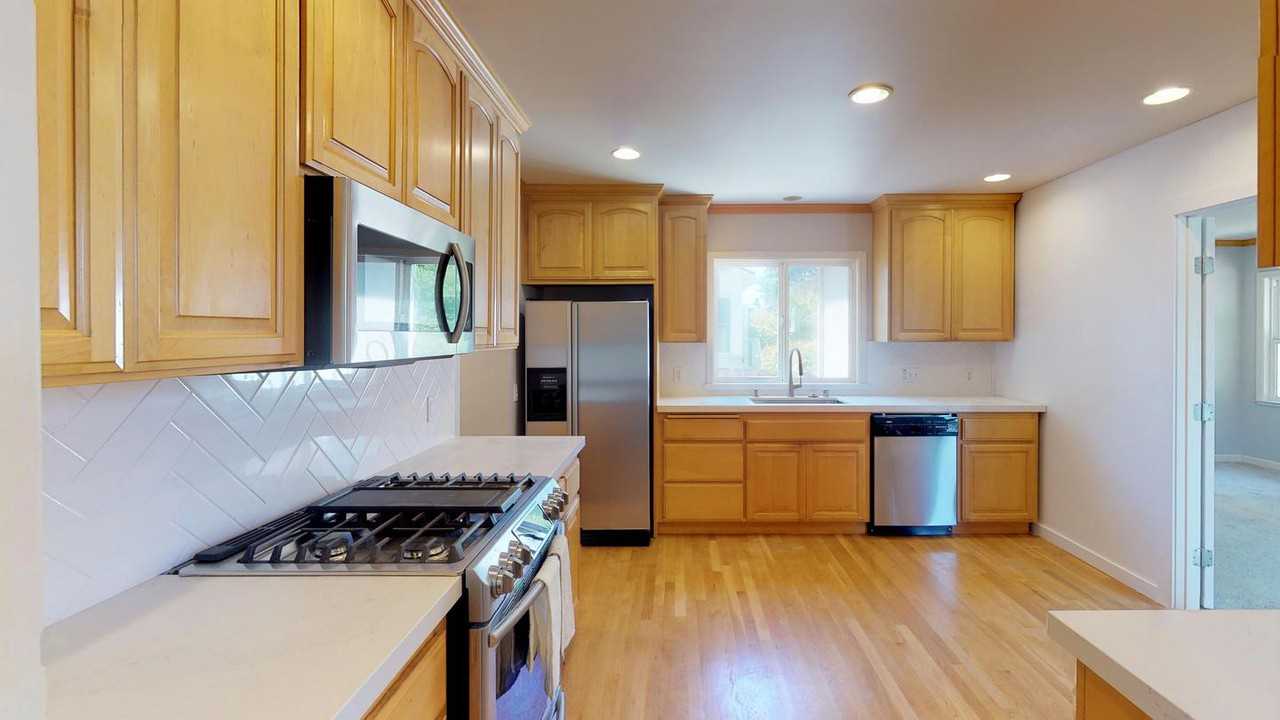 Delightful San Mateo home with lovely patio - Photo 6 of 17