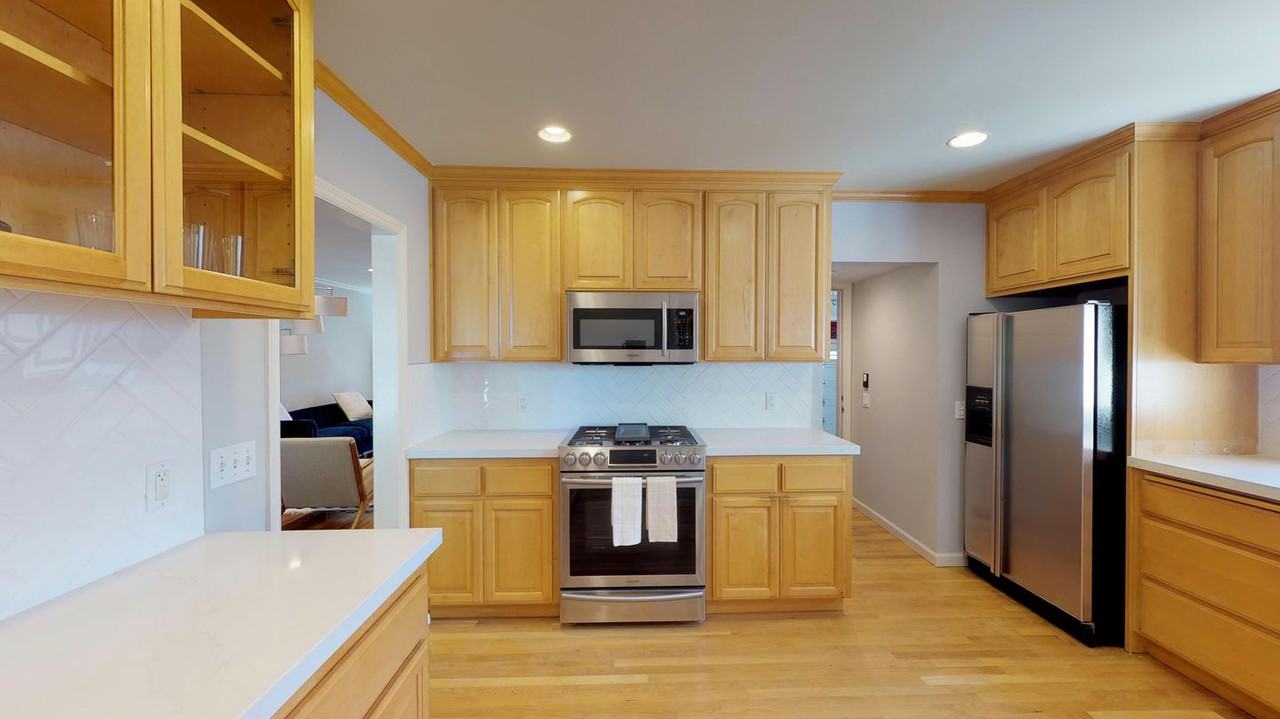 Delightful San Mateo home with lovely patio - Photo 7 of 17