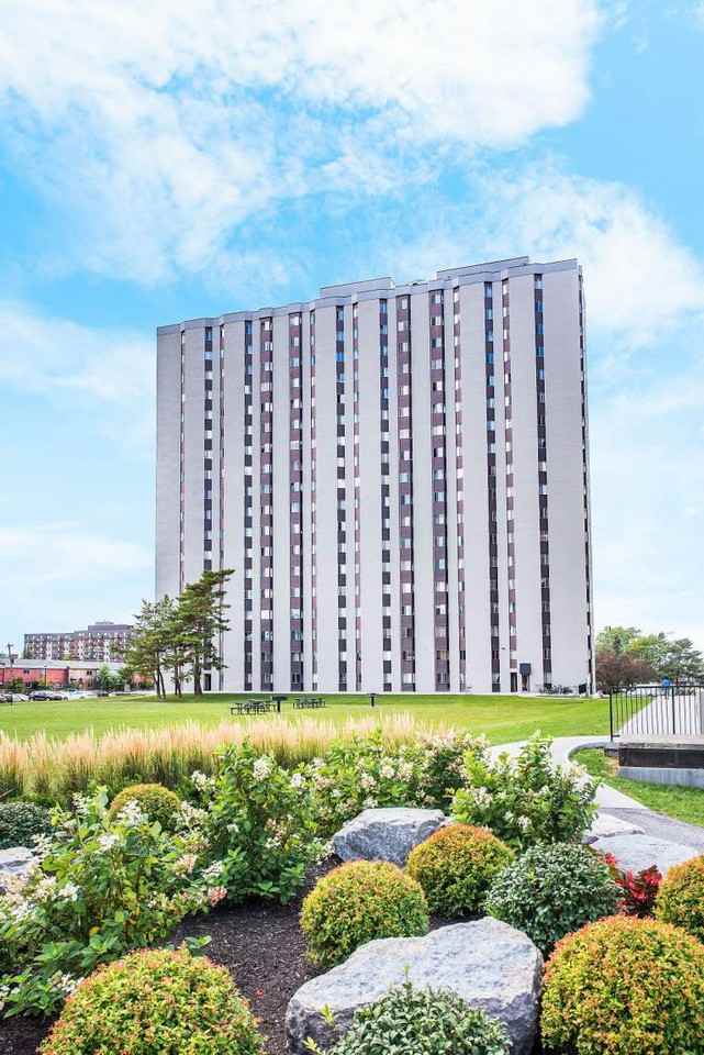 St. Laurent Towers - Photo 2 of 17