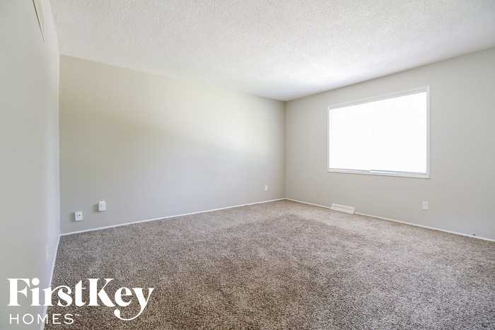 5221 Northeast 59th Terrace - Photo 3 of 15