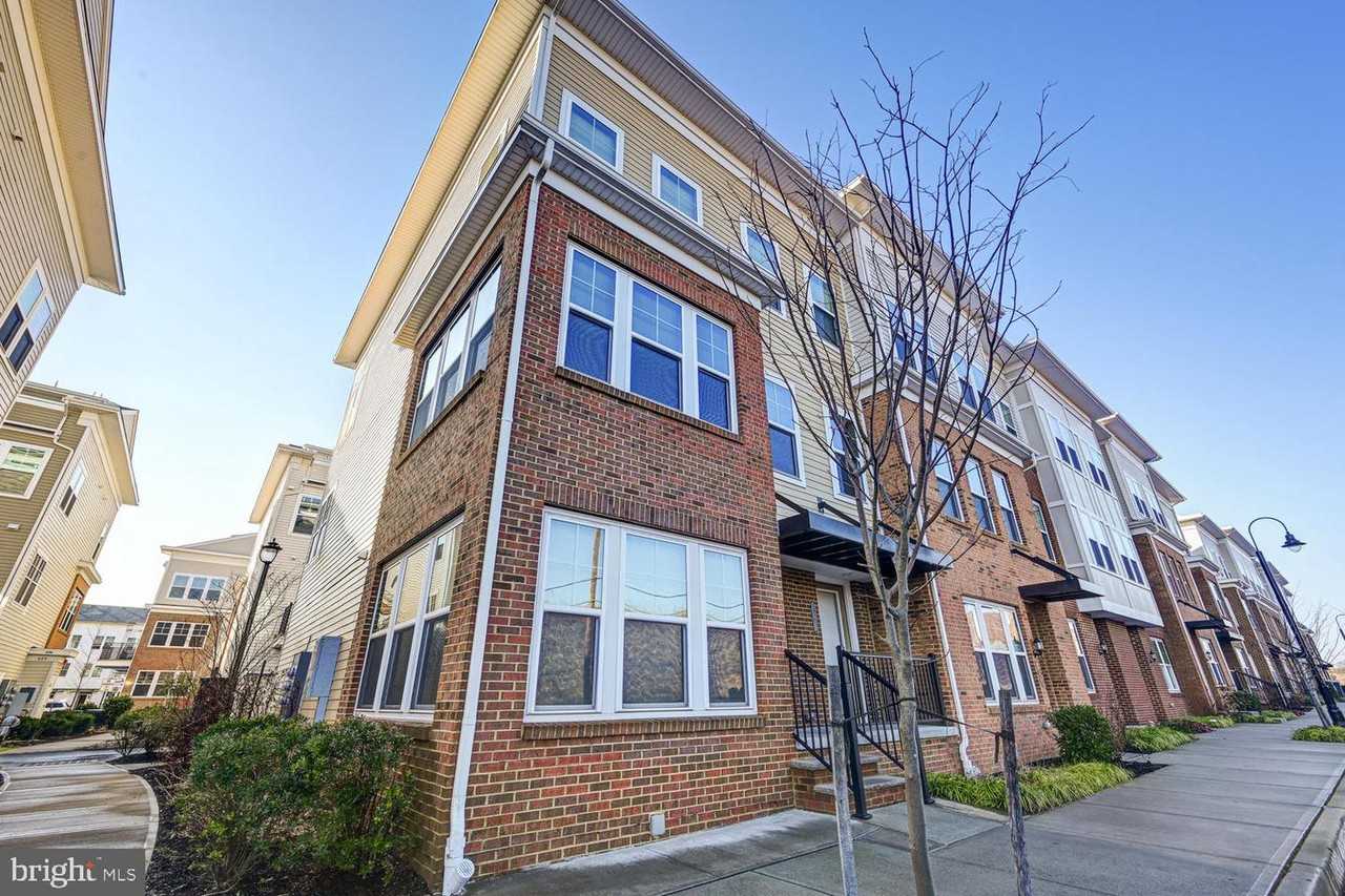 53 Green St - Photo 2 of 18