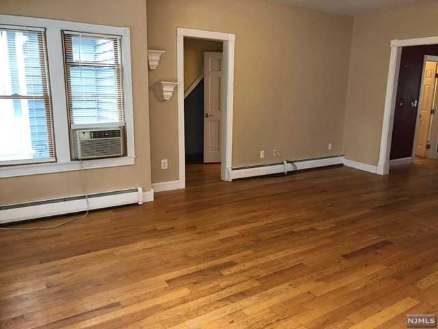 36 Van Dam Avenue - Photo 3 of 8