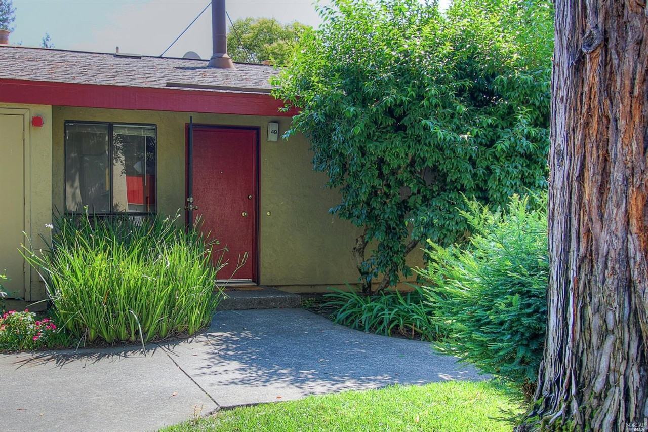 49 Redwood Court - Photo 3 of 10