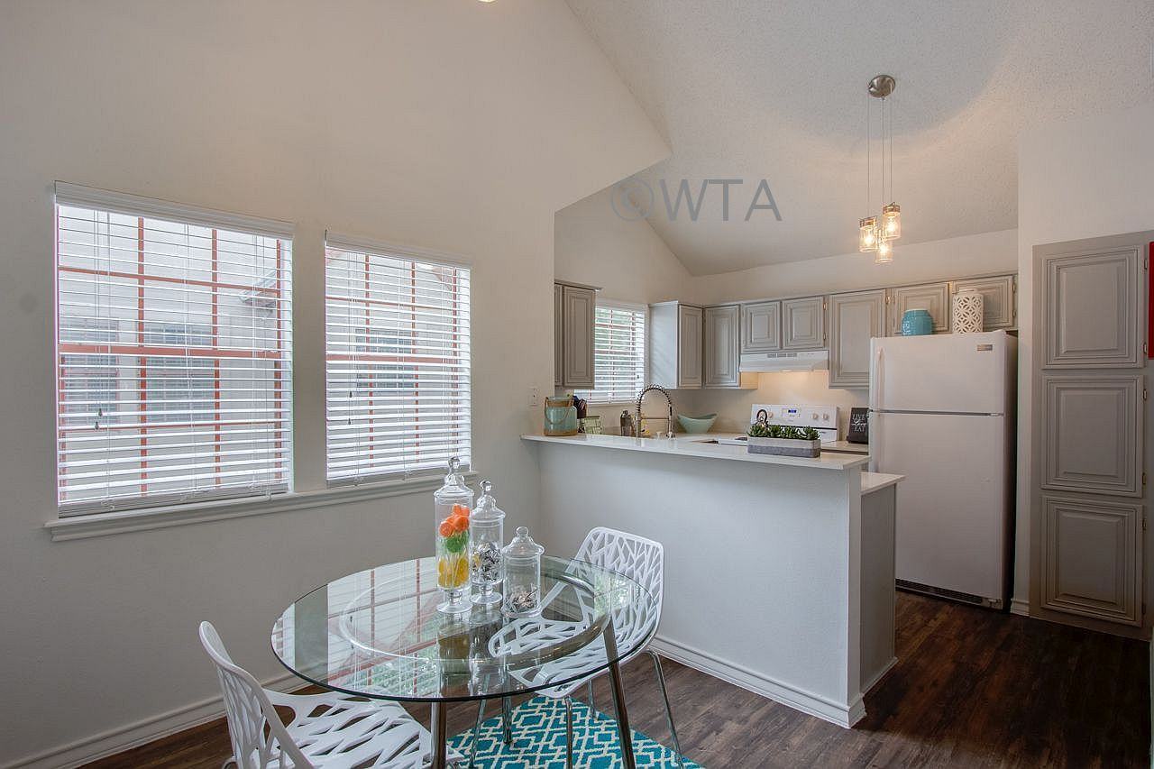 Best Special in the Area $99 Total Move in 6 Weeks Free - Photo 2 of 8