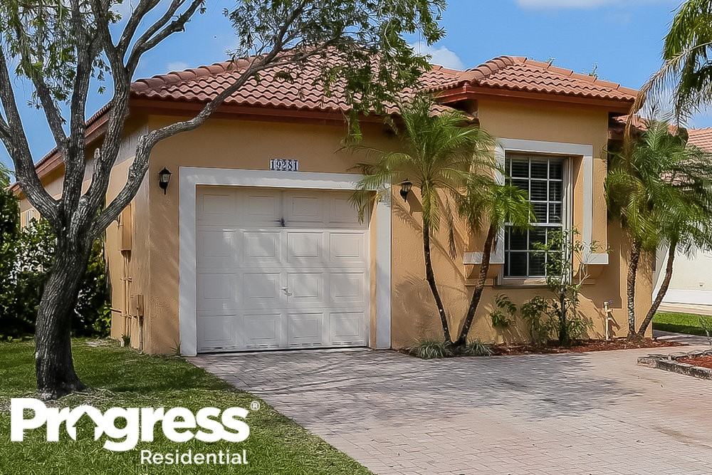 19281 Nw 13th St - Photo 2 of 15