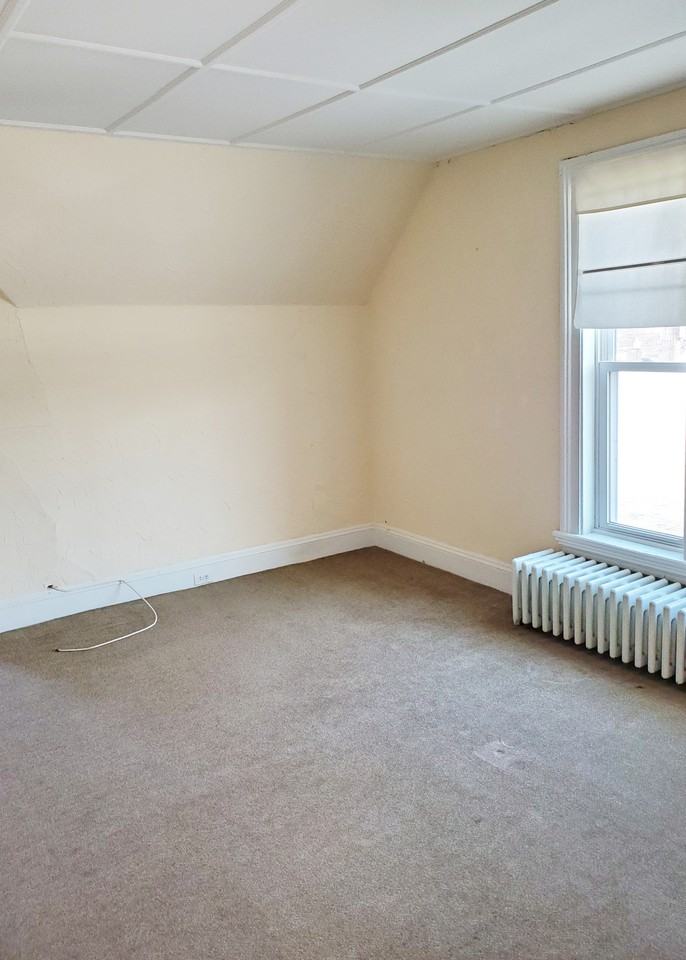 136 N. Carll Avenue - Photo 3 of 6