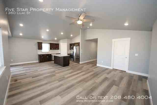 1360 Lilac St - Photo 3 of 15