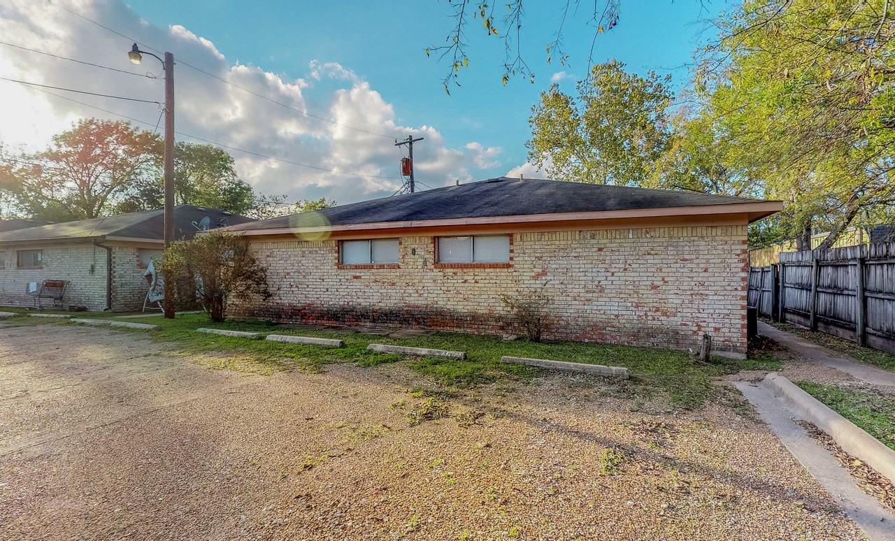 204 Lynn Dr - Photo 2 of 24