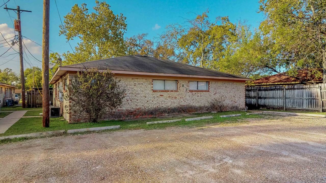 204 Lynn Dr - Photo 3 of 24