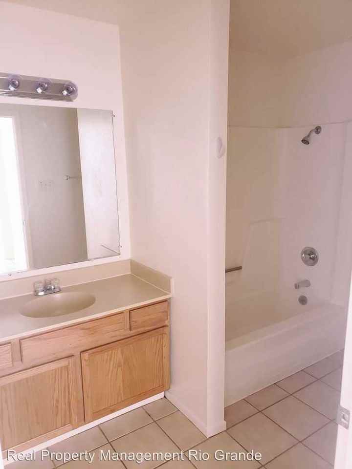 1415 Chelwood Park Blvd Unit D - Photo 3 of 6