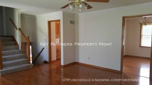 6140 N Coventry Ave - Photo 2 of 10