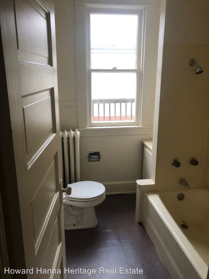 433-435.5 Ferndale Ave - Photo 3 of 8