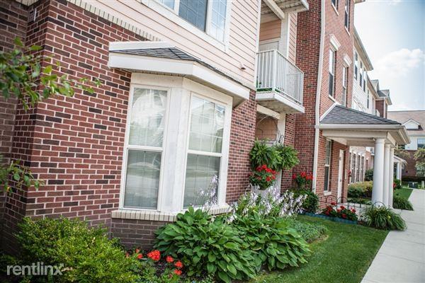 Town Commons Apartments - Photo 3 of 11