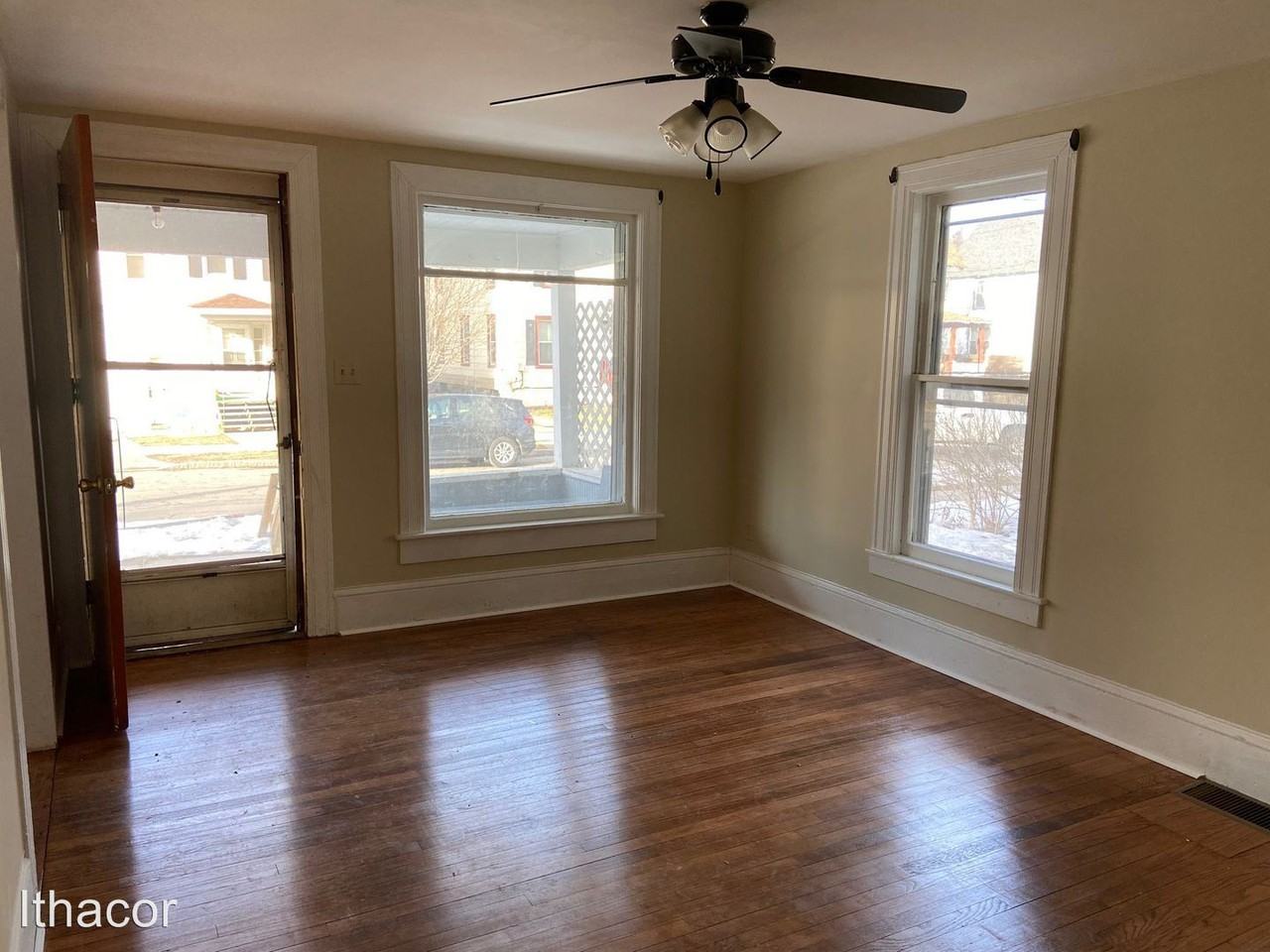 77 Lincoln Ave - Photo 2 of 8