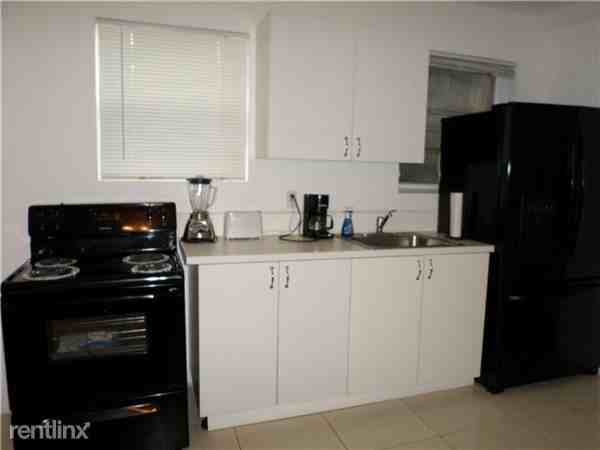 8960 NW 11th St - Photo 2 of 11