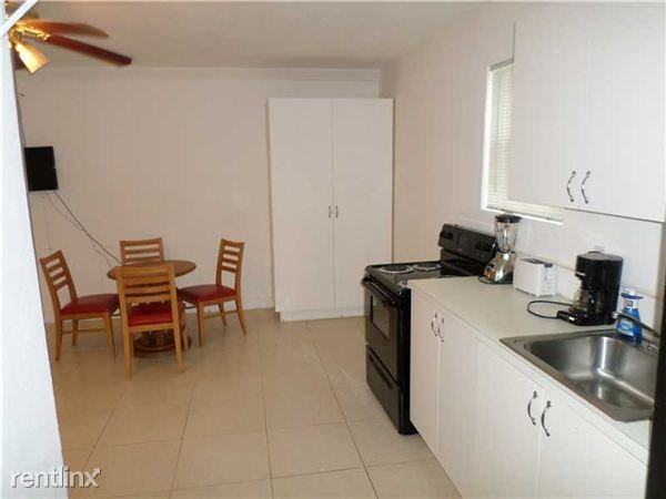 8960 NW 11th St - Photo 3 of 11