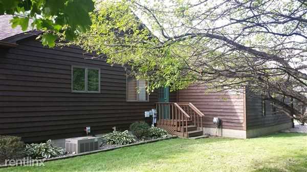 1439 Tanglewood Dr - Photo 3 of 7