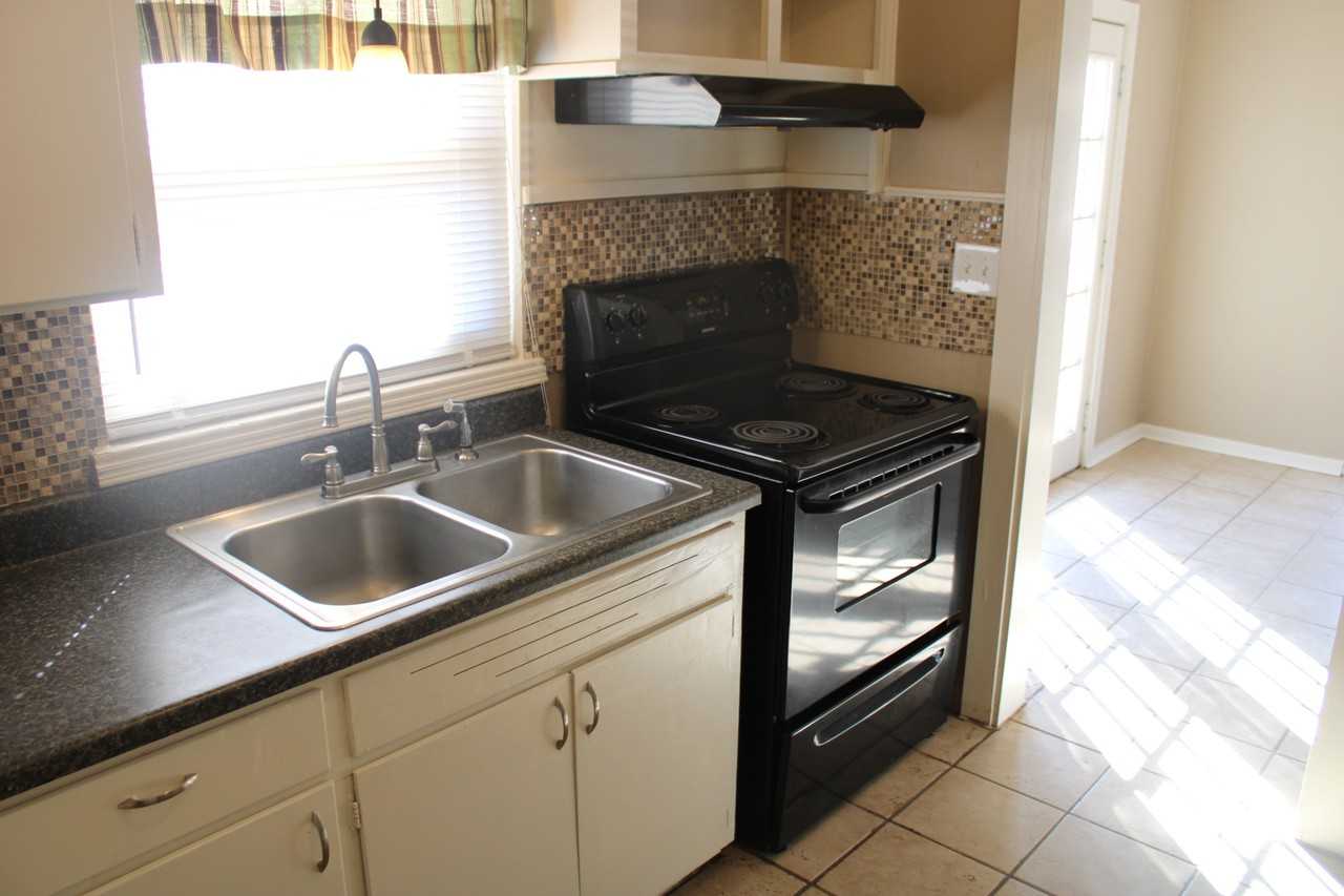 613 Ne 45th St - Photo 7 of 20