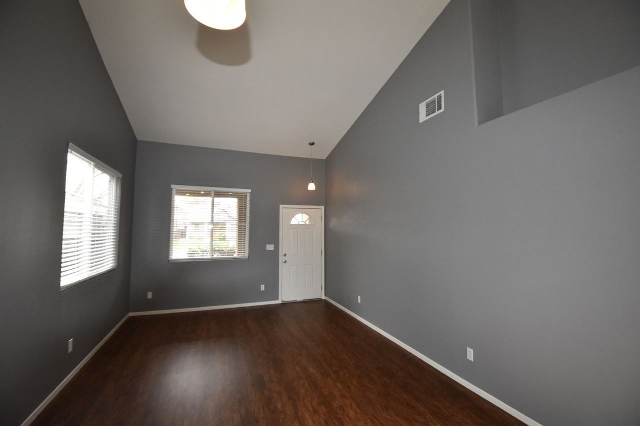 922 Blossom Dr - Photo 2 of 18