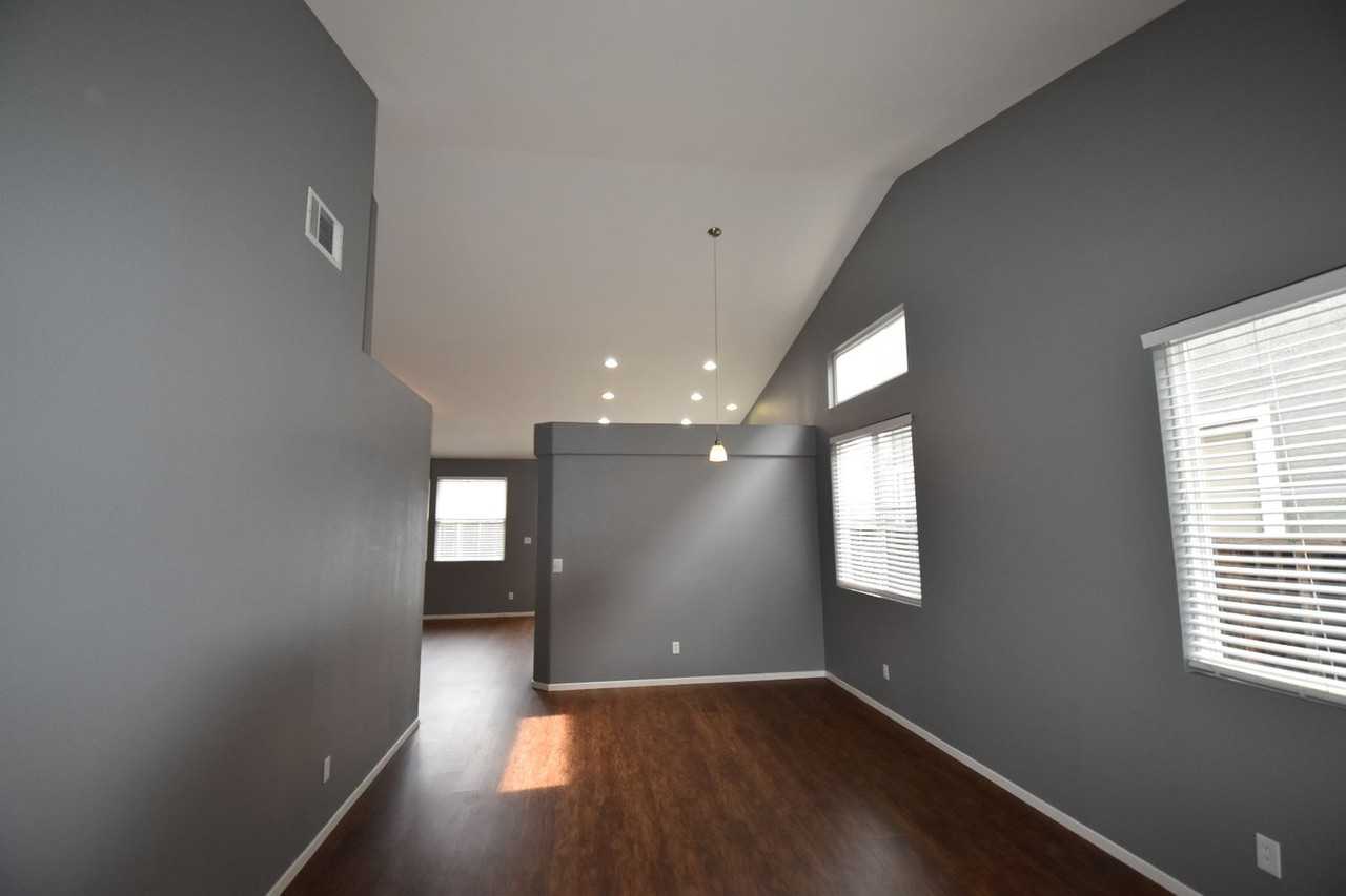 922 Blossom Dr - Photo 3 of 18