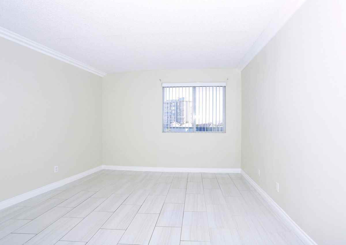 Country Club Towers - Photo 7 of 19