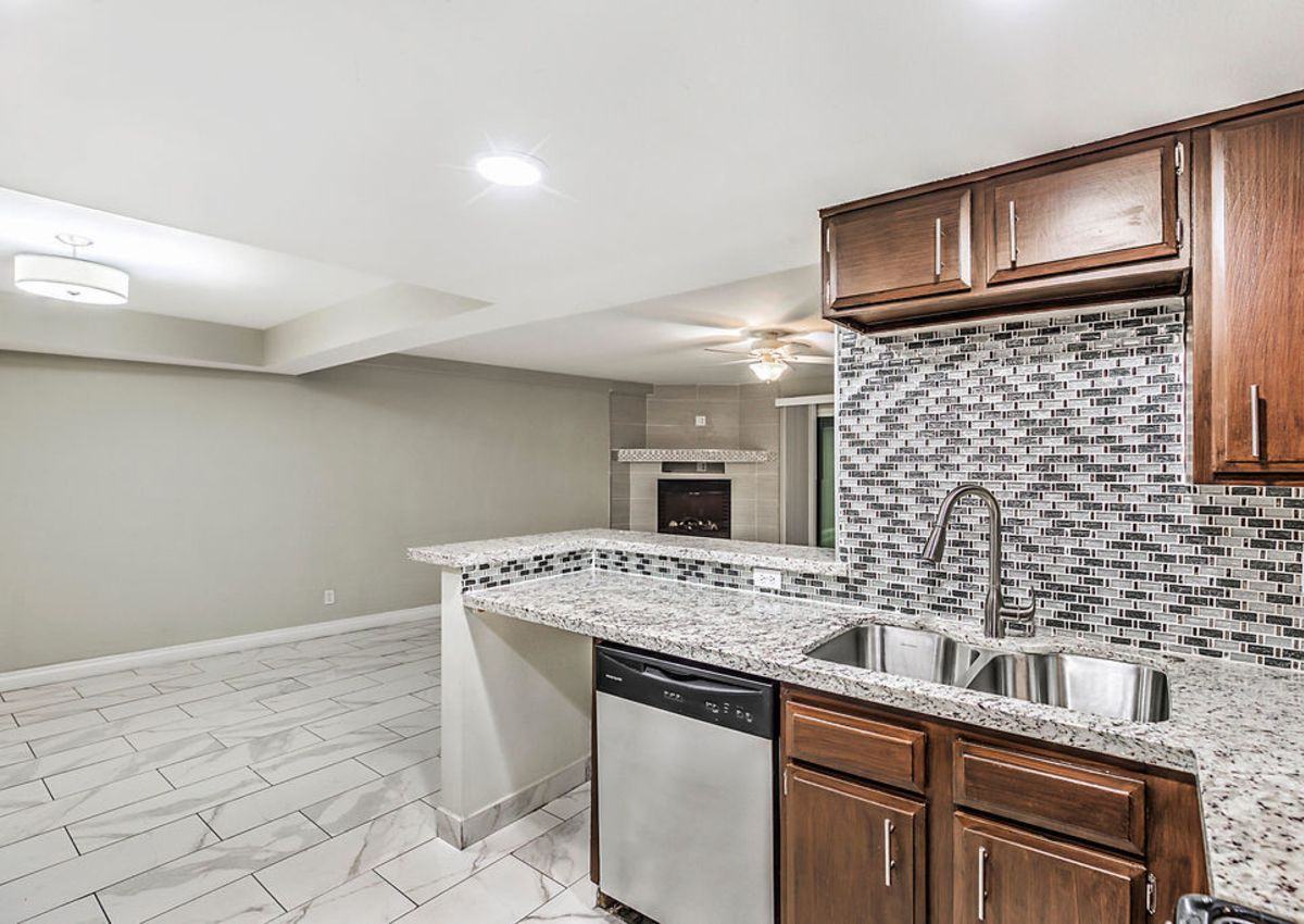 Country Club Towers - Photo 4 of 19