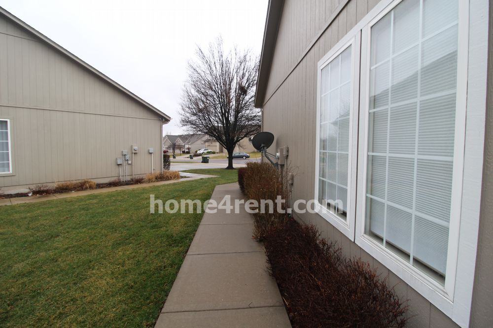 15559 Floyd Lane - Photo 3 of 38