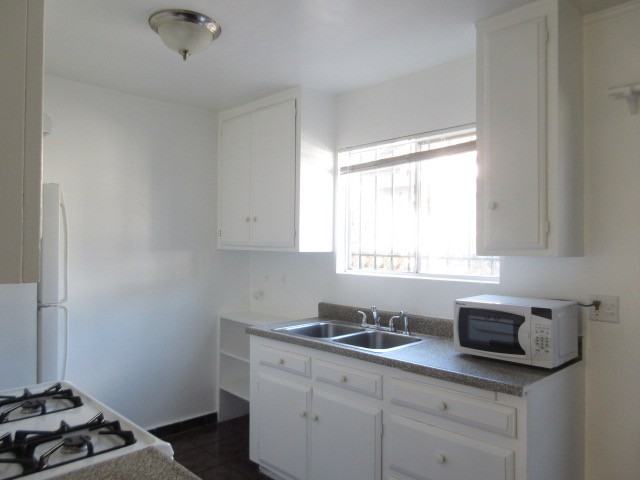 W. 37th Pl. & S. Vermont Ave. - Photo 7 of 24