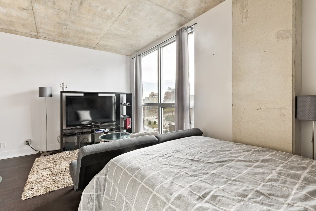 Rue Rue de la Commune Ouest #606 - Photo 2 of 5