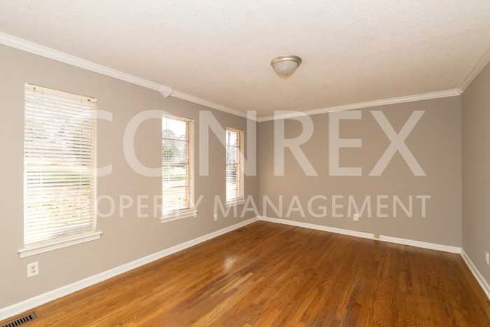 940 Longview Cir - Photo 2 of 8