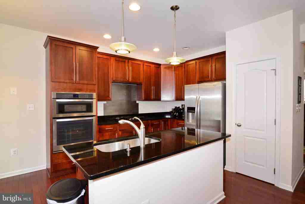 43275 Mitcham Square - Photo 2 of 11